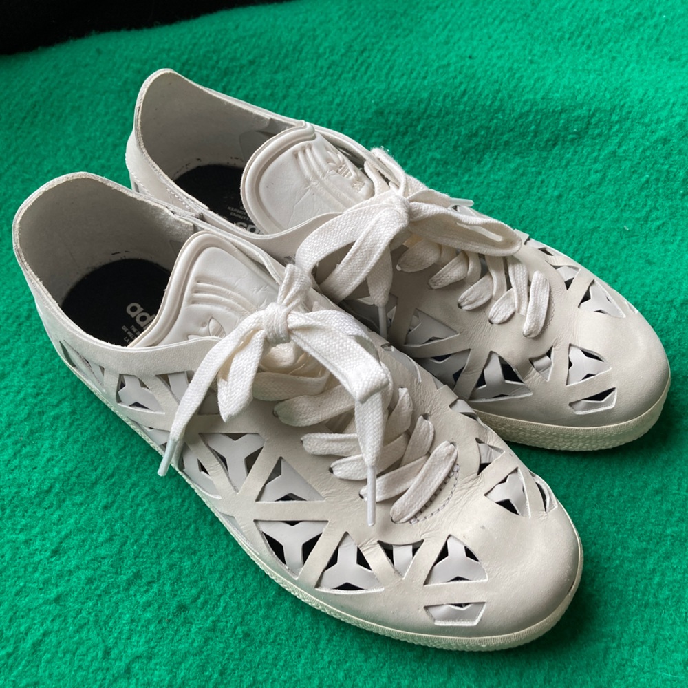 Adidas Gazelle cutout in light grey leather